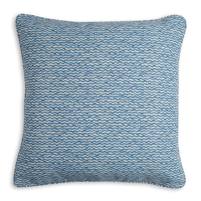 Square Fermoie cushion in Blue Popple fabric made from recycled polyester with a soft, durable texture, suitable for indoor and outdoor use.